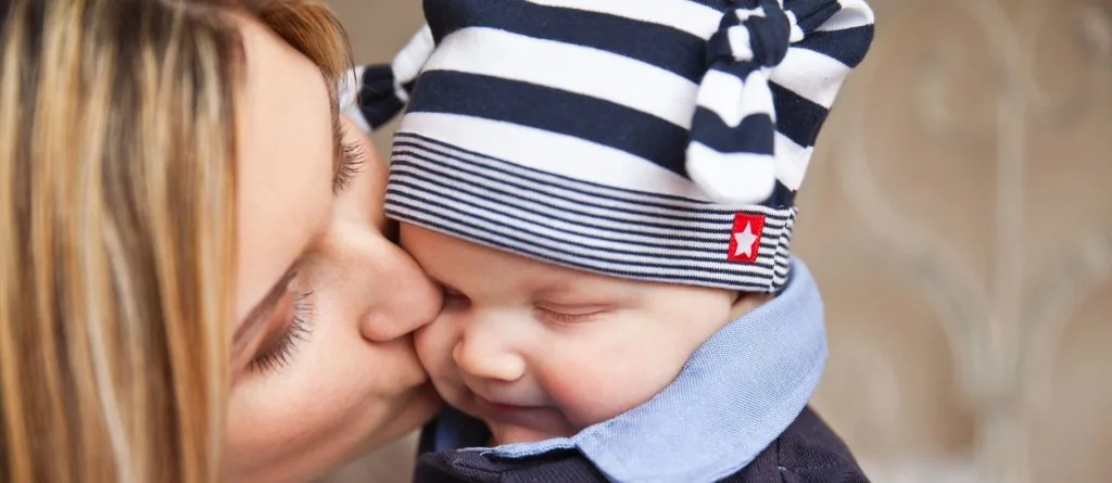 Alleinerziehende Mutter mit Baby